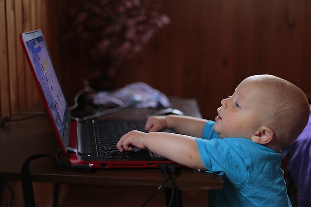 dítě u PC